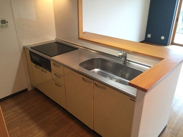 ベルナードサーモスのキッチン|コンパクトなキッチンで掃除もラクラク