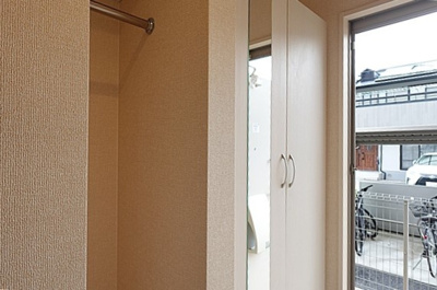 【内装】 | アルヴィータ | 鏡付きシューズボックスとディリークローク