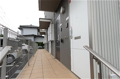 【玄関】 | アルヴィータ | 玄関前