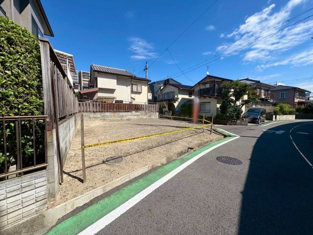 草津市野路2丁目　売土地の前面道路含む現地写真