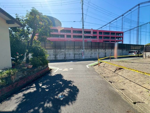 草津市野路2丁目　売土地の前面道路含む現地写真