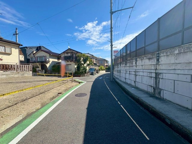 草津市野路2丁目　売土地の前面道路含む現地写真