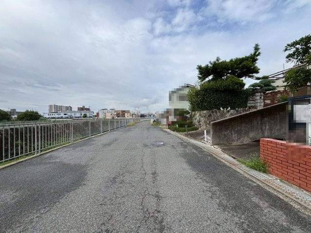 上野芝町８丁　売土地の前面道路含む現地写真|前面道路約７ｍ！広々運転の苦手な方も安心です！