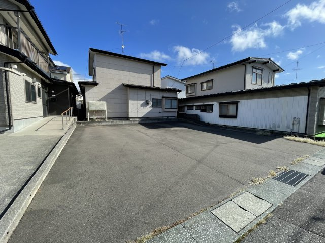 八戸市白銀4丁目の駐車場