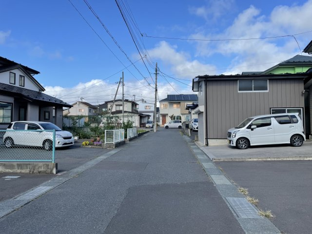 八戸市白銀4丁目の前面道路含む現地写真