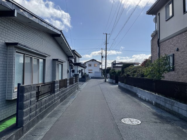 八戸市白銀4丁目の前面道路含む現地写真