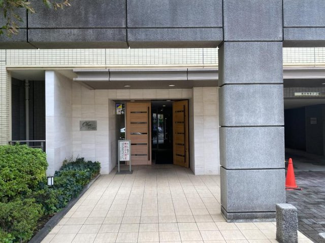 三鷹市上連雀８丁目の中古マンションのエントランス