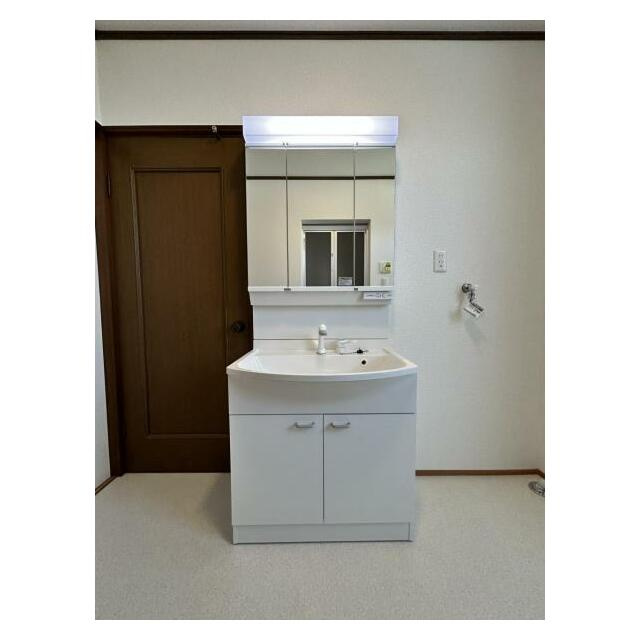 西条市小松町新屋敷3062-2　中古住宅の独立洗面台