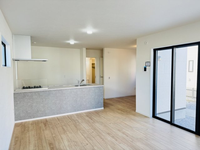 八王子市　諏訪町　新築一戸建て　１期|～19.6帖の明るいLDKで、家族団欒の時間をお過ごしいただけます～