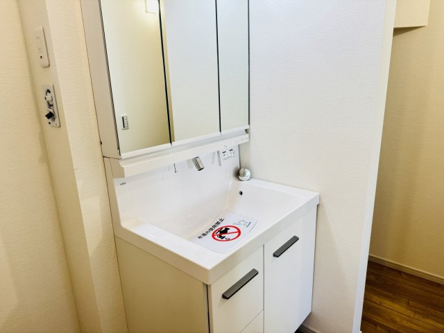 八王子市　諏訪町　新築一戸建て　１期の独立洗面台|～３面鏡付きの独立洗面台　細々している物をスッキリ収納出来ます～