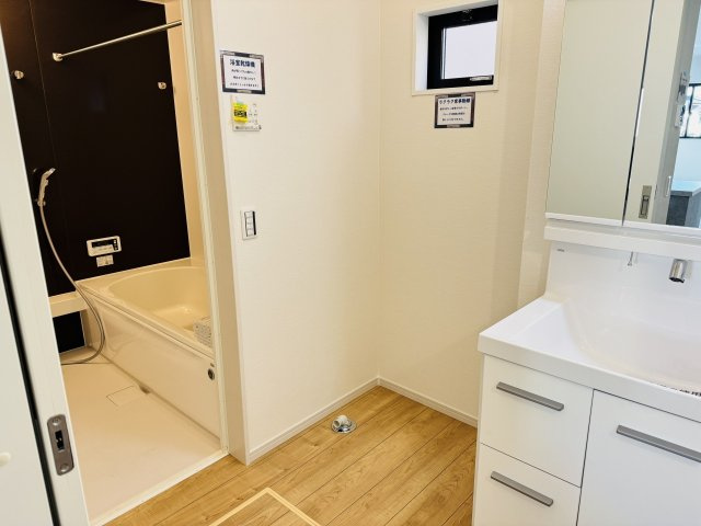 八王子市　諏訪町　新築一戸建て　１期の脱衣所|～窓付きで明るい洗面所　換気もしやすいです～