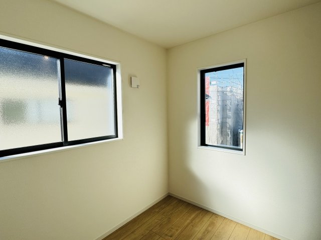 八王子市　諏訪町　新築一戸建て　１期の洋室|～2階4.2帖の洋室　2面採光で明るく風通しの良いお部屋です～