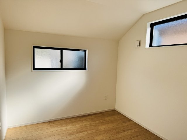 八王子市　諏訪町　新築一戸建て　１期の子供部屋|～2階5.2帖の洋室　2面採光で明るく風通しの良いお部屋です～