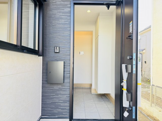 八王子市　諏訪町　新築一戸建て　１期の玄関|～玄関は安心のWロックキーを採用～