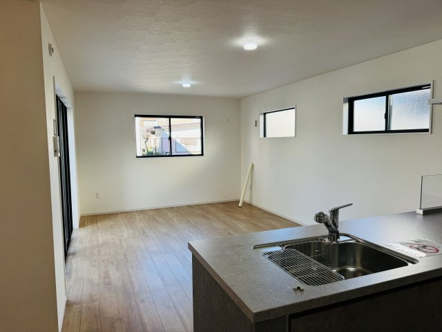 八王子市　諏訪町　新築一戸建て　１期の居間・リビング|～19.6帖の明るいLDKで、家族団欒の時間をお過ごしいただけます～