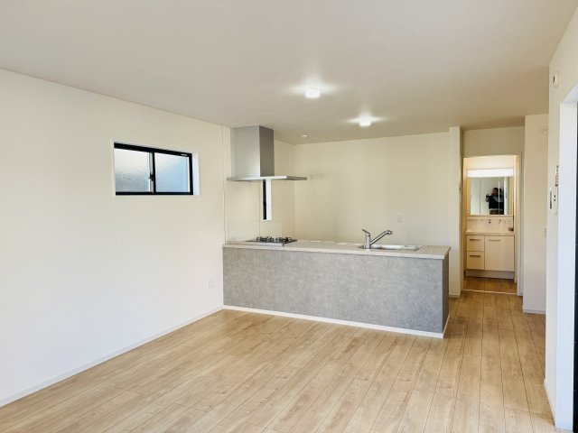 八王子市　諏訪町　新築一戸建て　１期の居間・リビング|～19.6帖の明るいLDKで、家族団欒の時間をお過ごしいただけます～