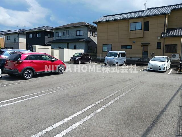 ラーンドゥイシの駐車場|敷地内に駐車場も完備！！