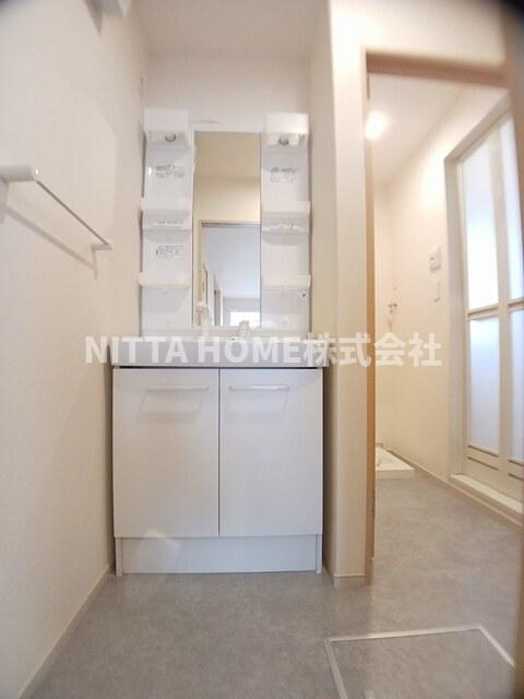 ラーンドゥイシの洗面所|シャワー付きの洗面台朝の準備も楽々です♪