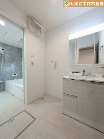 GRAFARE　小川町小川の独立洗面台|3面ミラーの後ろは収納スペースを完備
生活感のあるものは隠して、スッキリシンプルな洗面台に！清潔感のある空間♪