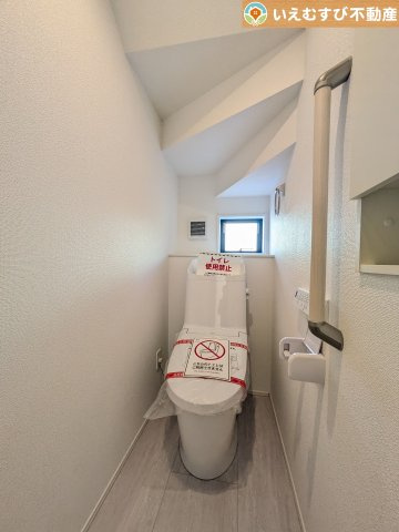 GRAFARE　小川町小川のトイレ|シンプルで清潔感のあるトイレ
窓付きで明るく、お掃除しやすいシンプルな空間♪