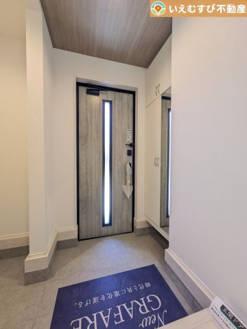 GRAFARE　小川町小川の玄関|大容量のシューズボックス、便利な土間収納付き
収納力のある土間収納付きなのでベビーカーやお子様の遊び道具なども置いておけます♪