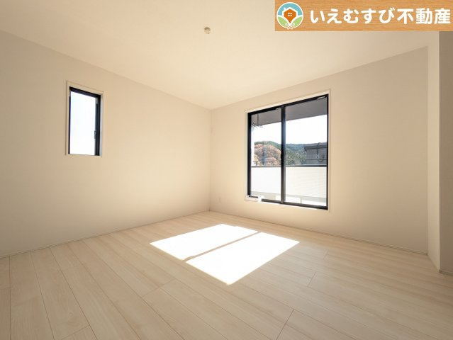 GRAFARE　小川町小川の洋室|2面採光で明るい居室
たっぷりの採光で自然光の差し込む明るいお部屋！新生活を想像すると楽しみが増しますね♪