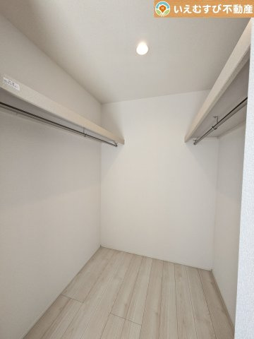 GRAFARE　小川町小川の収納|たっぷりの収納力を備えたウォークインクローゼット
たくさん収納できるので季節物やかさばるバッグなども片付きます♪