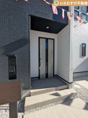 GRAFARE　小川町小川のエントランス|落ち着いた色づかいのエントランス
駐車場からアクセスの良いエントランス。雨の日や荷物が多くても安心の動線♪