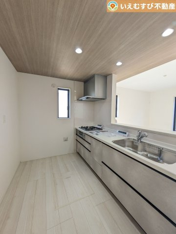 GRAFARE　小川町小川のキッチン|リビングのお子様を見守りながらお料理ができる対面キッチン
様子を見たり会話をしながら過ごせるキッチンで楽しく料理ができますね！