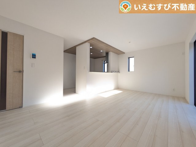 GRAFARE　小川町小川の居間・リビング|開放感と家族との距離感にこだわったＬＤＫ
採光たっぷりのリビングで休日には家族みんなでくつろげそうですね♪