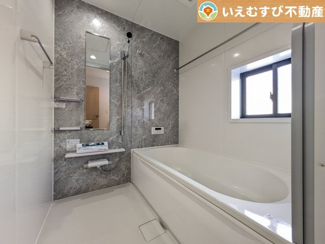 GRAFARE　小川町小川の浴室|クールなグレーが高級感を演出
おしゃれな雰囲気の浴室。ゆとりの空間で一日の疲れをしっかりリセット♪