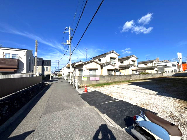 松山市東長戸４丁目の売地の前面道路含む現地写真|物件の外観です