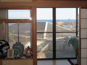 伊東市　宇佐美の展望|３Fの和室から海を望みます。
