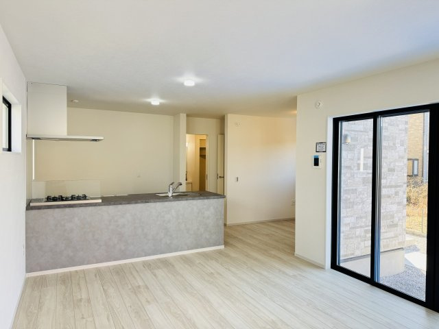 八王子市　諏訪町　新築一戸建て　１期の居間・リビング|～19.6帖の明るく開放感のあるLDK、家族団欒の時間をお過ごしいただけます～