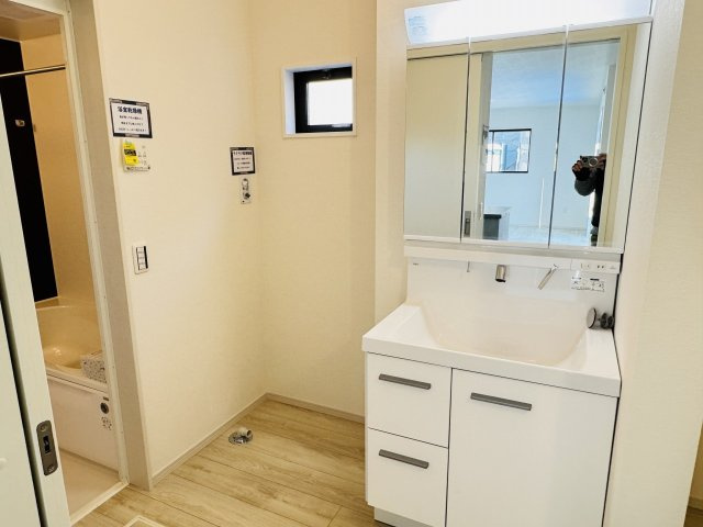 八王子市　諏訪町　新築一戸建て　１期の脱衣所|～窓付きで明るい洗面所　換気もしやすいです～