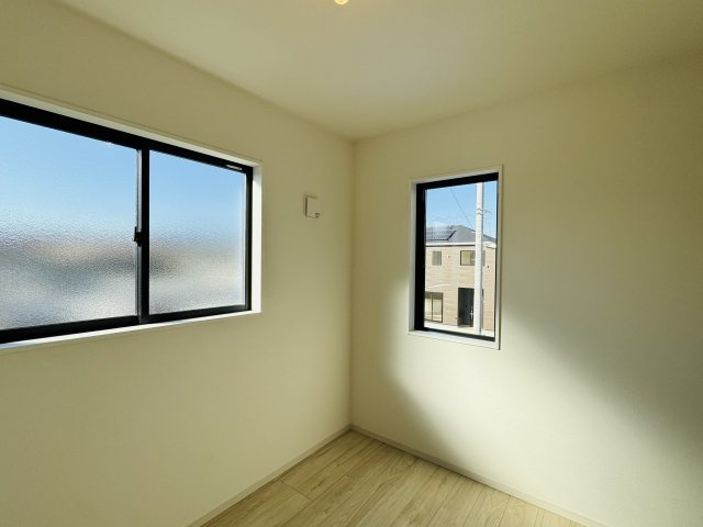 八王子市　諏訪町　新築一戸建て　１期の洋室|～2階4.2帖の洋室　2面採光で明るく風通しの良いお部屋です～