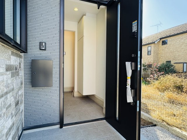 八王子市　諏訪町　新築一戸建て　１期の玄関|～玄関は安心のWロックキーを採用～