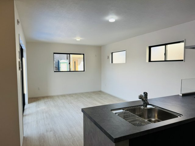 八王子市　諏訪町　新築一戸建て　１期の居間・リビング|～19.6帖の明るく開放感のあるLDK、家族団欒の時間をお過ごしいただけます～