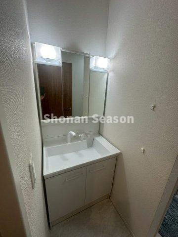 【現地画像あり！】 厚木市王子　中古戸建　40.17坪の独立洗面台|洗面化粧台は、シャンプーなどのストックも収納できますよ♪