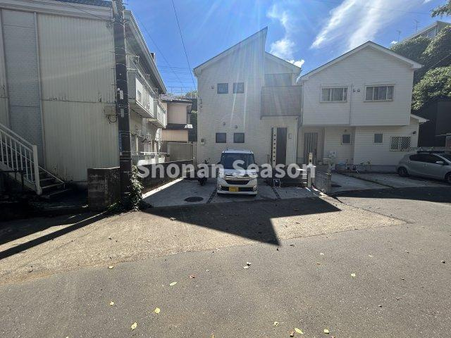 【前面道路含む現地写真】 | 前面の道路は幅が広いので、お車の運転が苦手な方も駐車しやすいです◎