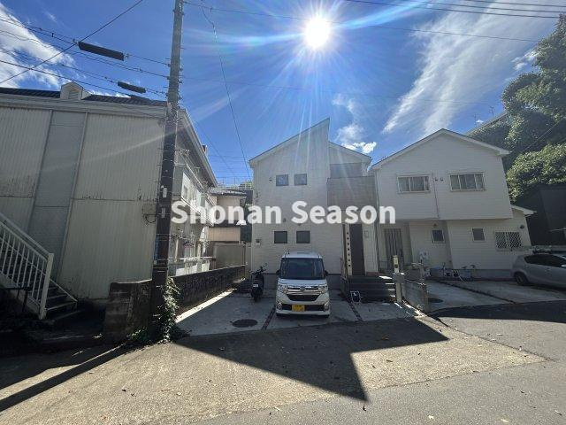 【外観】 | 光熱費を管理しやすく安全性や利便性が高い「オール電化住宅」♪ 
カースペース２台あります◎
