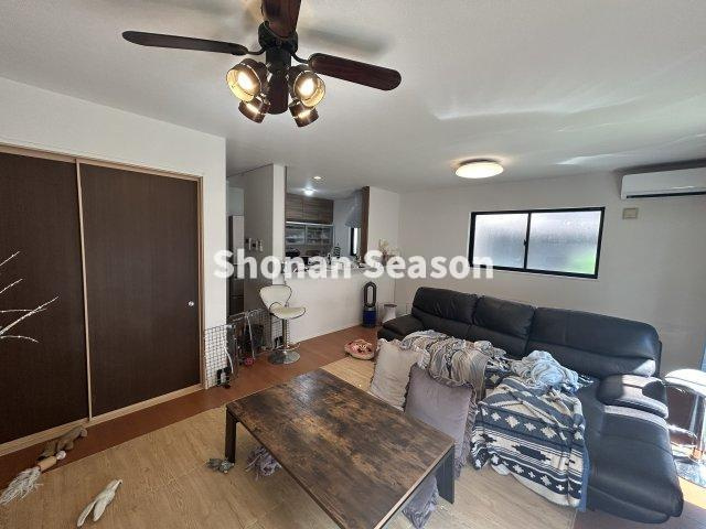 【居間・リビング】 | 南側からの採光を取り込んだ「みんなでくつろげる」18帖のLDK◎ 
明るい室内で家族が集まりたくなる空間です！