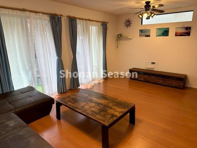 【居間・リビング】 | 南側からの採光を取り込んだ「みんなでくつろげる」18帖のLDK◎ 
明るい室内で家族が集まりたくなる空間です！