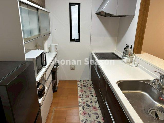 【現地画像あり！】 厚木市王子　中古戸建　40.17坪のキッチン|お掃除しやすいIHクッキングヒーターは、火を使わず安心です◎