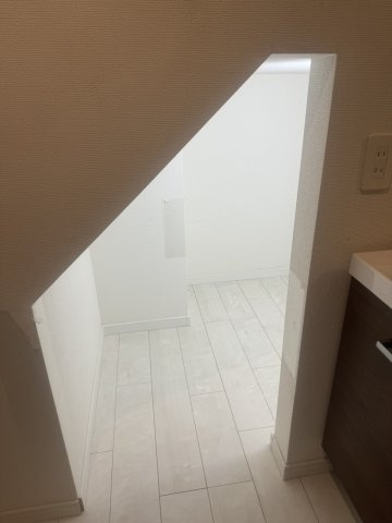 サンヴェルシア黒原の収納|階段下のスペースを活かした収納スペース付き♪
【小倉北区黒原中古タウンハウス】