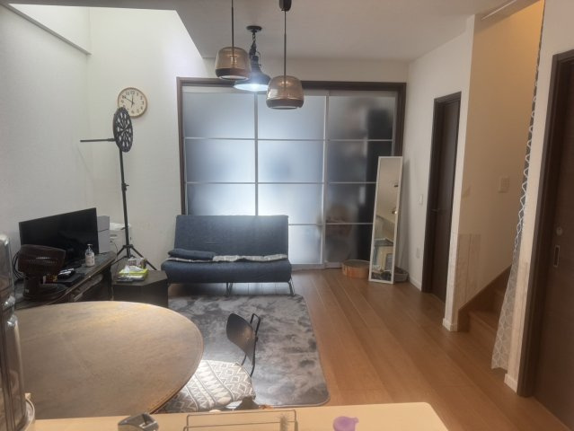 サンヴェルシア黒原の居間・リビング|人気のリビングイン階段♪リビングと隣接する洋室は一体型で使えます♪
【小倉北区黒原中古タウンハウス】