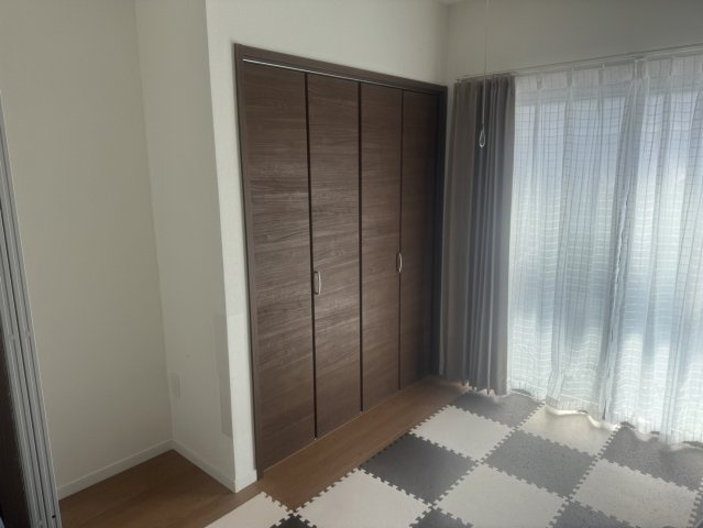 サンヴェルシア黒原の洋室|クローゼット付き洋室♪
【小倉北区黒原中古タウンハウス】