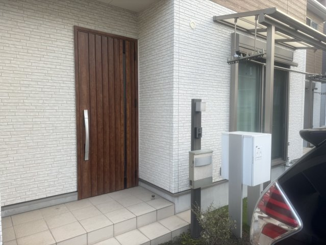 サンヴェルシア黒原の玄関|宅配ポスト付き♪外干し可能な設備も♪
【小倉北区黒原中古タウンハウス】