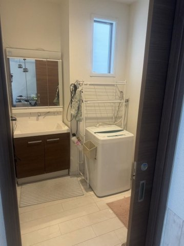 サンヴェルシア黒原の独立洗面台|三面鏡付き洗面台で朝の身支度もラクラク♪
【小倉北区黒原中古タウンハウス】