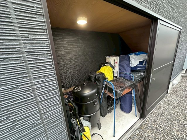 中古戸建　大垣市新開町　令和元年築のその他|あると便利な外部収納。BBQ用品や趣味の道具などスッキリと片付きます。